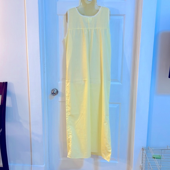 BNWOT Gorgeous house dress or night gown butter yellow with lace trim and bow - Picture 4 of 4